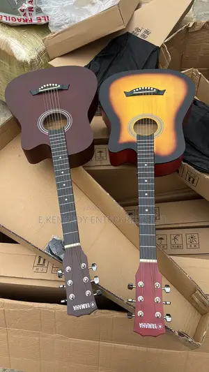 Professional Yamaha Acoustic Guitar With Bag and Belt