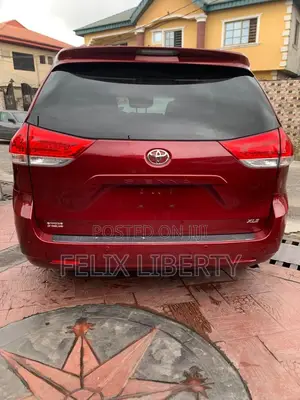 Toyota Sienna 2015 Red