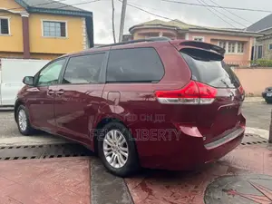 Toyota Sienna 2015 Red
