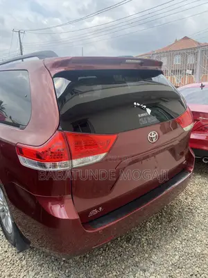 Toyota Sienna XLE 7-Passenger 4dr Minivan AWD (3.5L 6cyl 6A) 2014 Red
