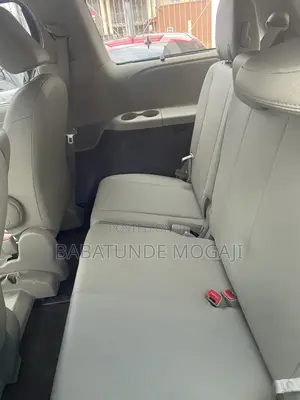 Toyota Sienna XLE 7-Passenger 4dr Minivan AWD (3.5L 6cyl 6A) 2014 Red
