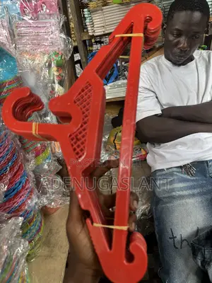 Plastic Clothes Hanger / Heavy-Duty Clothes Hanger