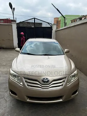 Toyota Camry LE 4dr Sedan (2.5L 4cyl 6AM) 2010 Gold