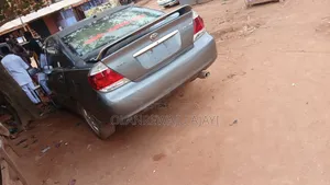 Toyota Camry LE 4dr Sedan (2.4L 4cyl 4A) 2004 Gold