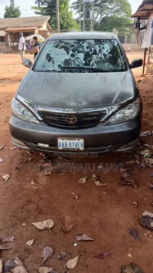 Toyota Camry XLE 4dr Sedan (2.4L 4cyl 4A) 2004 Gold