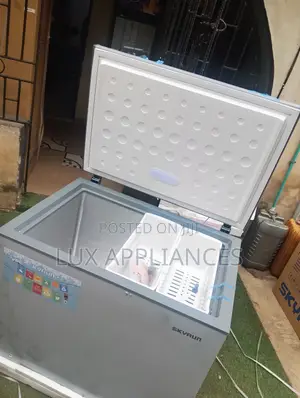 Skyrun 260L Chest Freezer With Lock and Key
