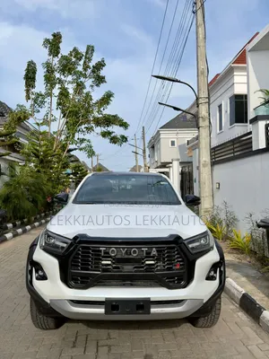 Toyota Hilux 2024 White