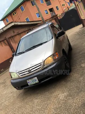 Toyota Sienna 2003