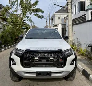 Toyota Hilux 2024 White