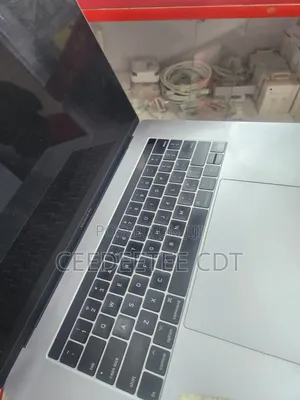 Laptop Apple MacBook Pro 2017 16GB Intel Core i7 SSD 512GB