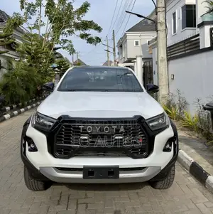 Toyota Hilux 2024 White