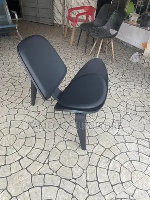 Modern Shell Lounge Chair Featuring a Curved Walnut-Finish Wooden Fram