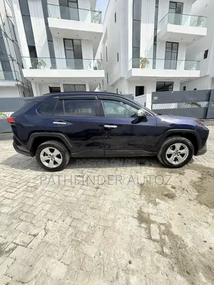 Toyota RAV4 XLE AWD 2019 Blue