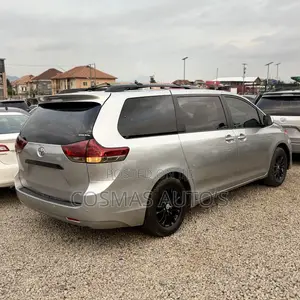 Toyota Sienna XLE 7 Passenger Mobility 2012 Silver