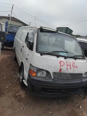 Toyota HiAce 2000 White