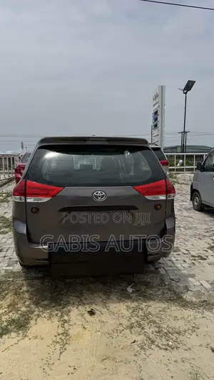 Toyota Sienna LE 7-Passenger Mobility 4dr Minivan (3.5L 6cyl 6A) 2014