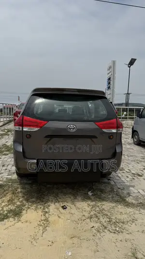 Toyota Sienna LE 7-Passenger Mobility 4dr Minivan (3.5L 6cyl 6A) 2014