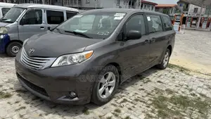 Toyota Sienna LE 7-Passenger Mobility 4dr Minivan (3.5L 6cyl 6A) 2014