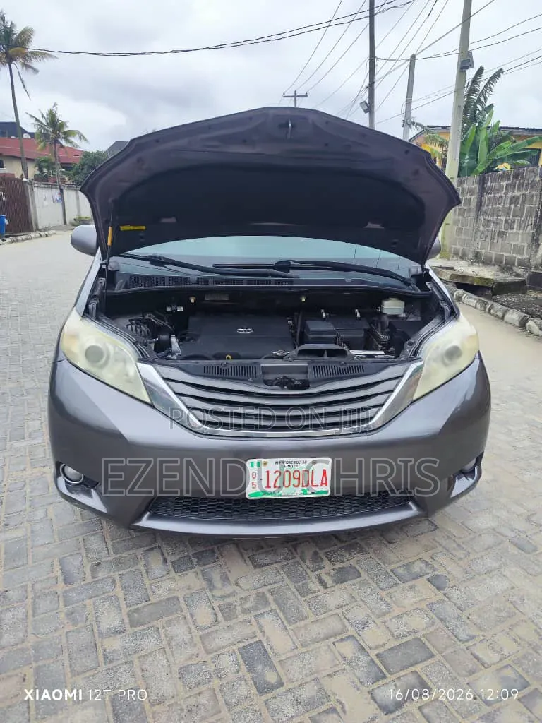 Toyota Sienna 2012 Gray