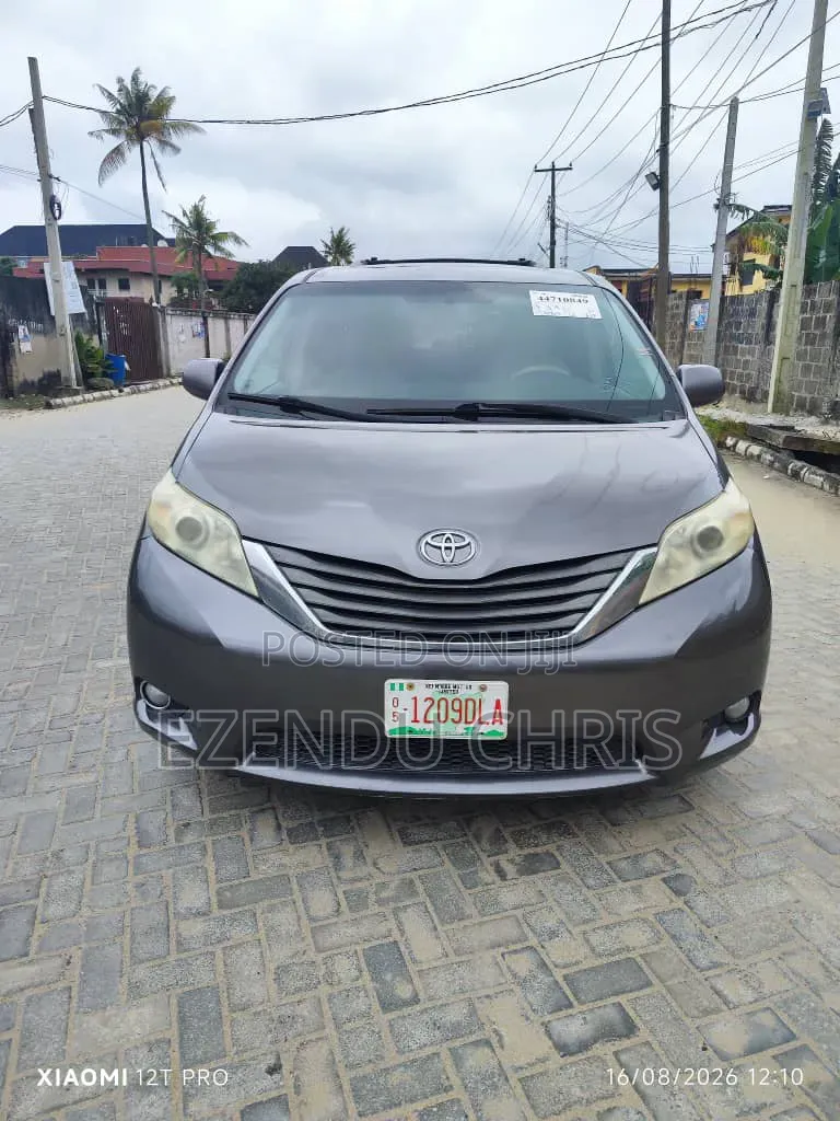Toyota Sienna 2012 Gray