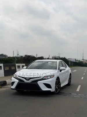 Toyota Camry SE FWD (2.5L 4cyl 8AM) 2018 White