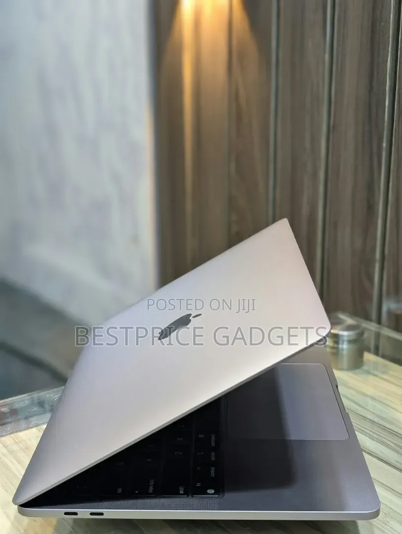 Laptop Apple MacBook Pro 2022 M2 8GB Apple M2 SSD 256GB