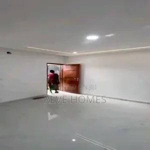 3bdrm Block of Flats in Soluyi for rent