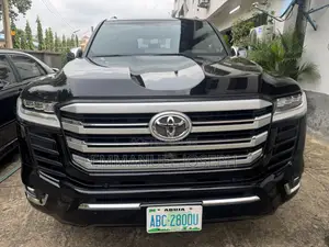 Toyota Land Cruiser LC300 2023 Black