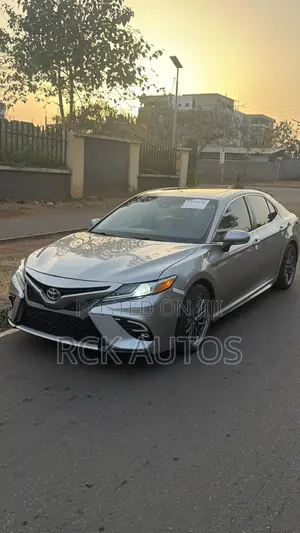 Toyota Camry SE FWD (2.5L 4cyl 8AM) 2018 Silver
