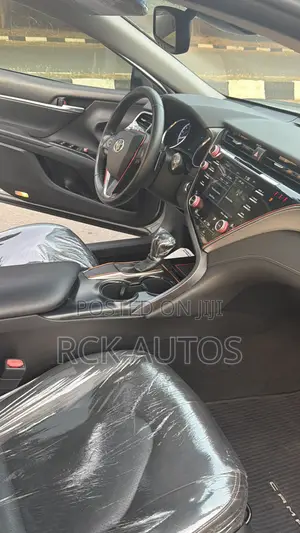 Toyota Camry SE FWD (2.5L 4cyl 8AM) 2018 Silver