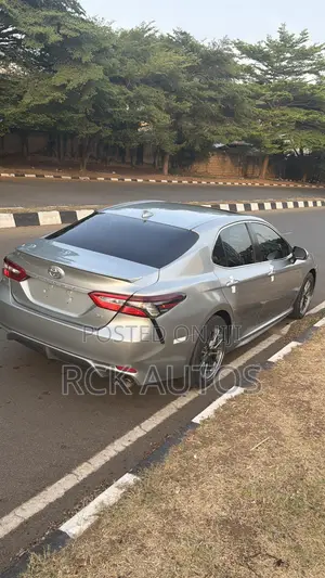 Toyota Camry SE FWD (2.5L 4cyl 8AM) 2018 Silver