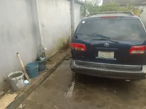 Toyota Sienna LE 2002 Blue