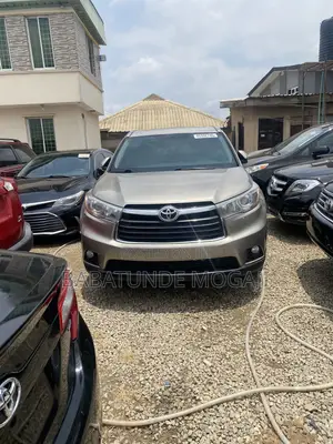 Toyota Highlander XLE V6 4x2 (3.5L 6cyl 6A) 2016 Gold
