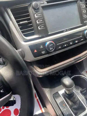 Toyota Highlander XLE V6 4x2 (3.5L 6cyl 6A) 2016 Gold