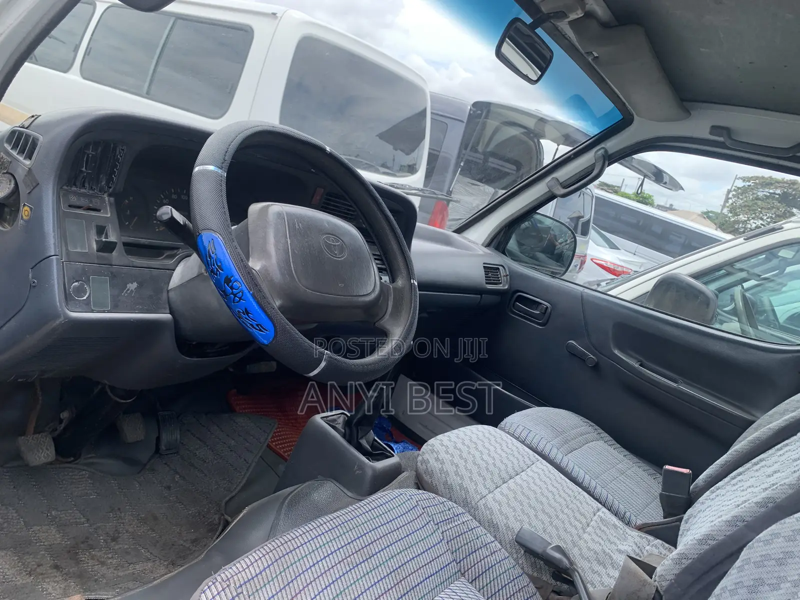 Toyota HiAce 2000 White