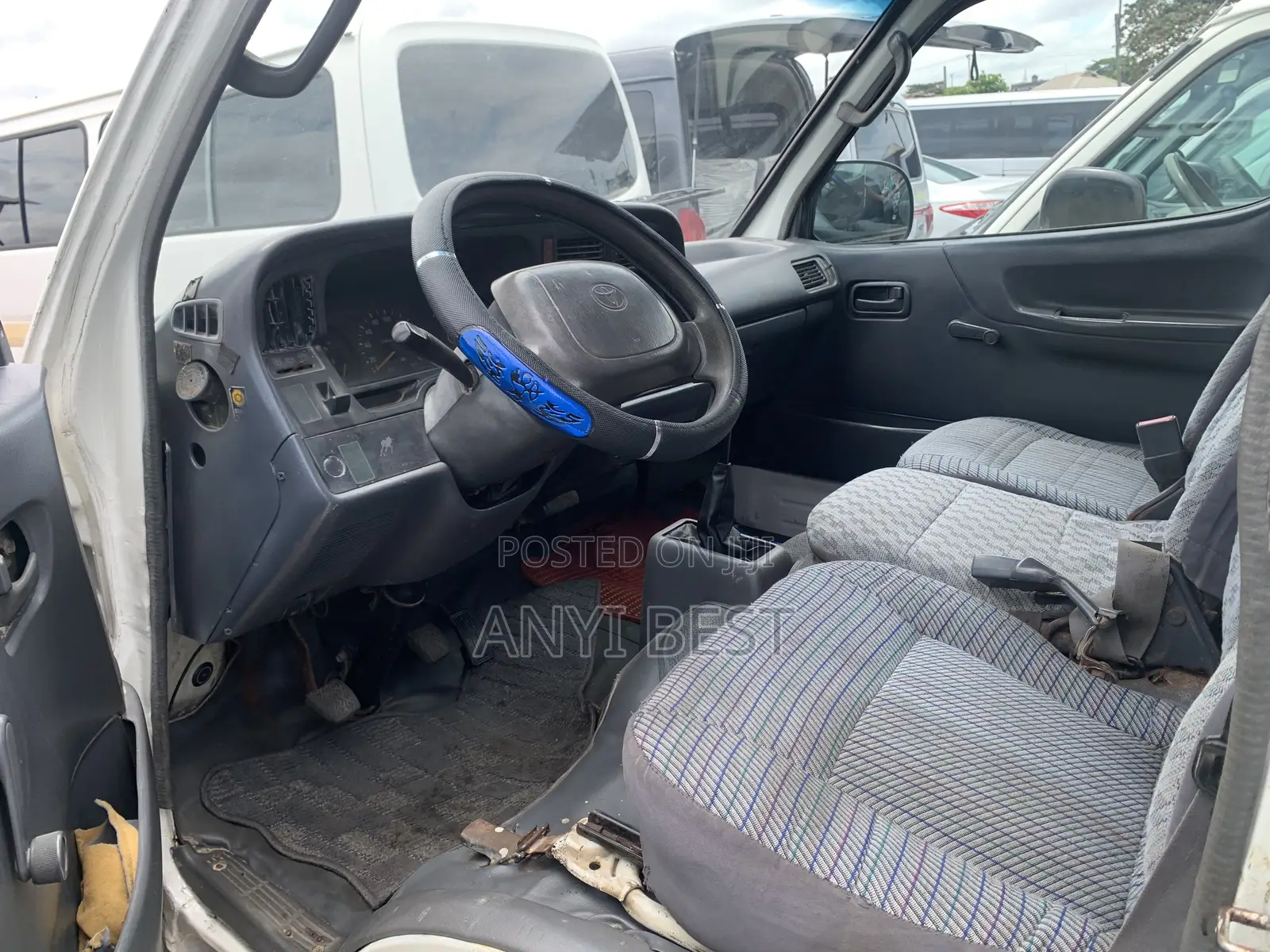 Toyota HiAce 2000 White