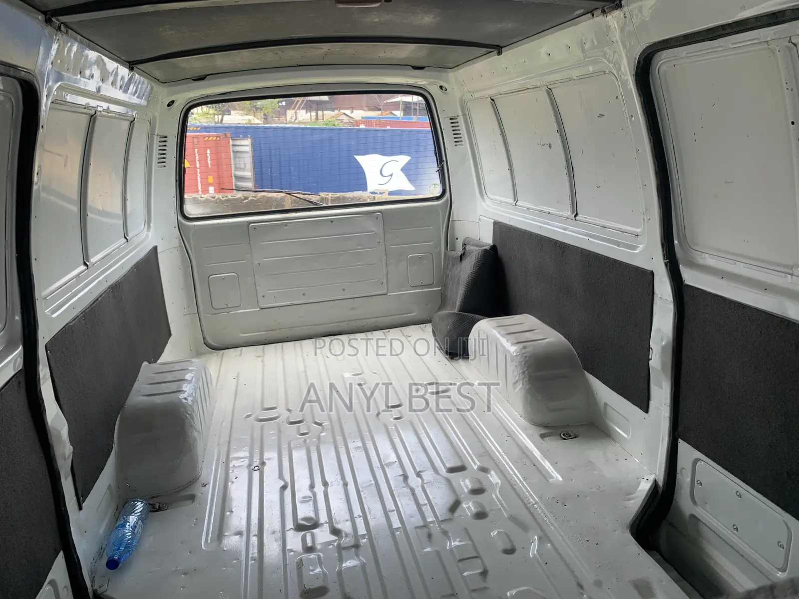 Toyota HiAce 2000 White