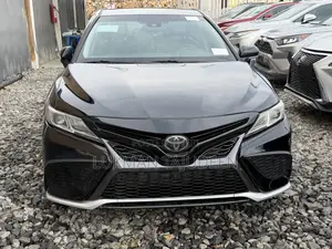 Toyota Camry SE FWD (2.5L 4cyl 8AM) 2018 Black
