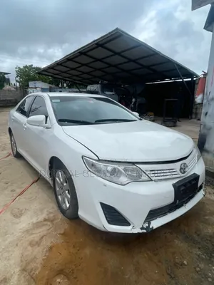 Toyota Camry XLE 4dr Sedan (2.5L 4cyl 6A) 2014 White