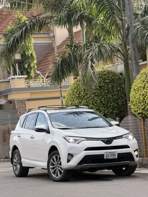 Toyota RAV4 Platinum FWD (2.5L 4cyl 6A) 2017 White