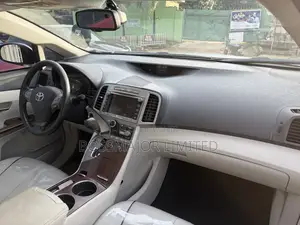 Toyota Venza XLE 2010 Silver