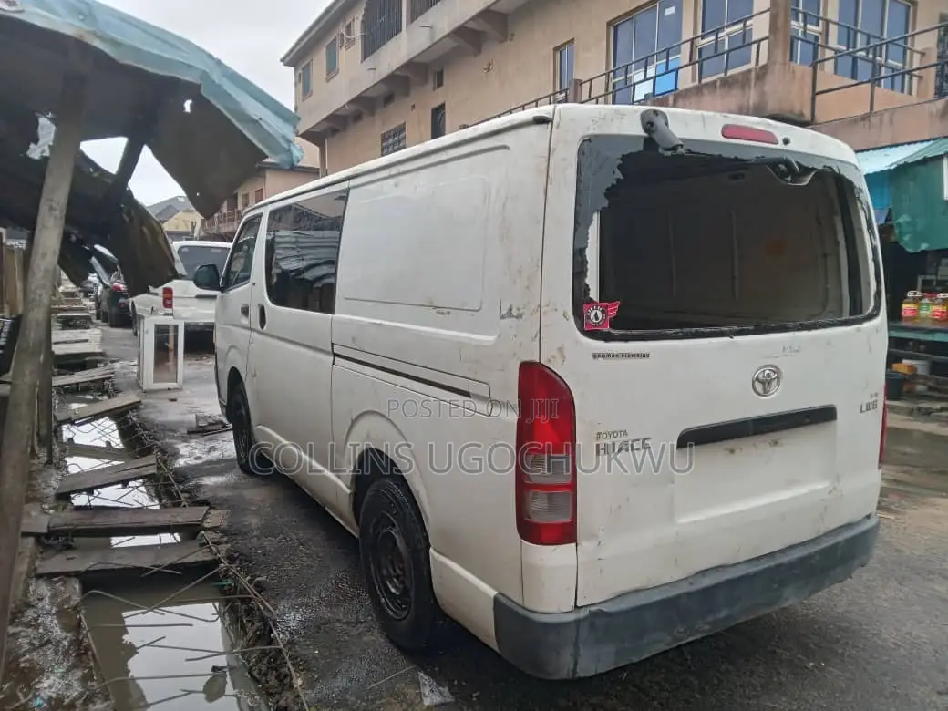 Toyota HiAce 2012 White
