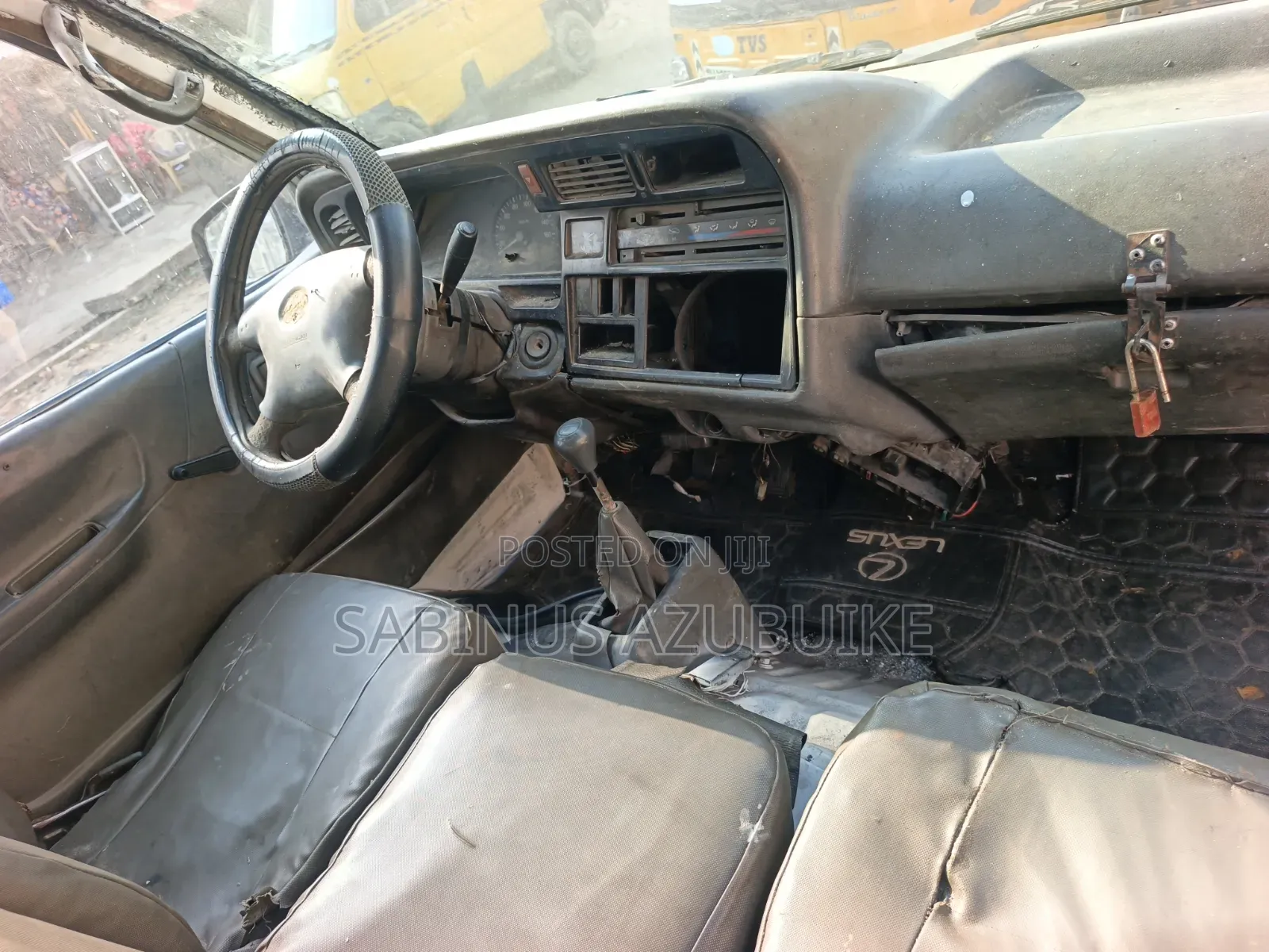 Toyota HiAce 2000 Yellow