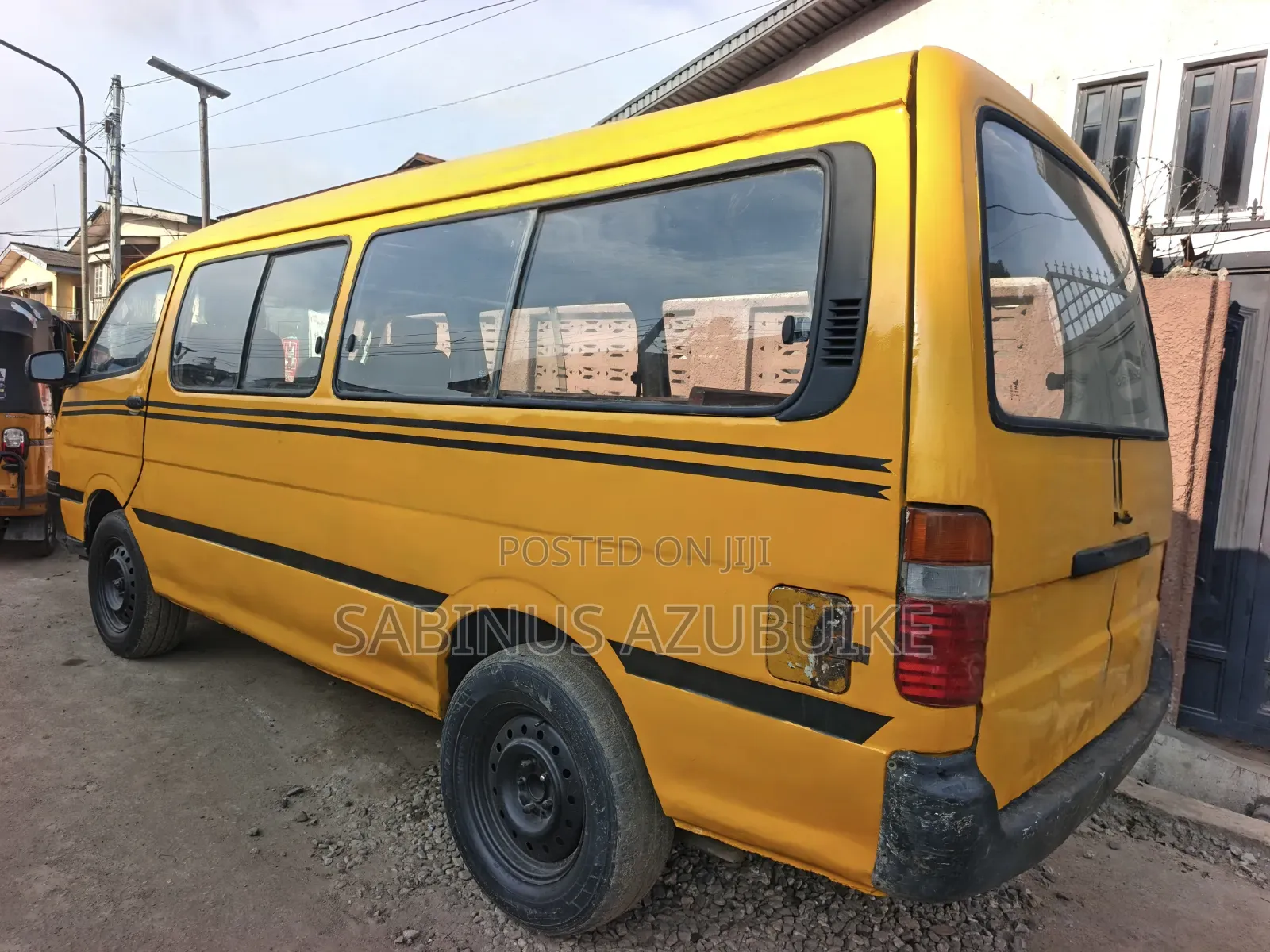 Toyota HiAce 2000 Yellow