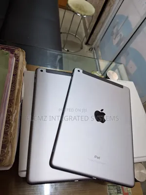 Apple iPad 9.7 128 GB Gray