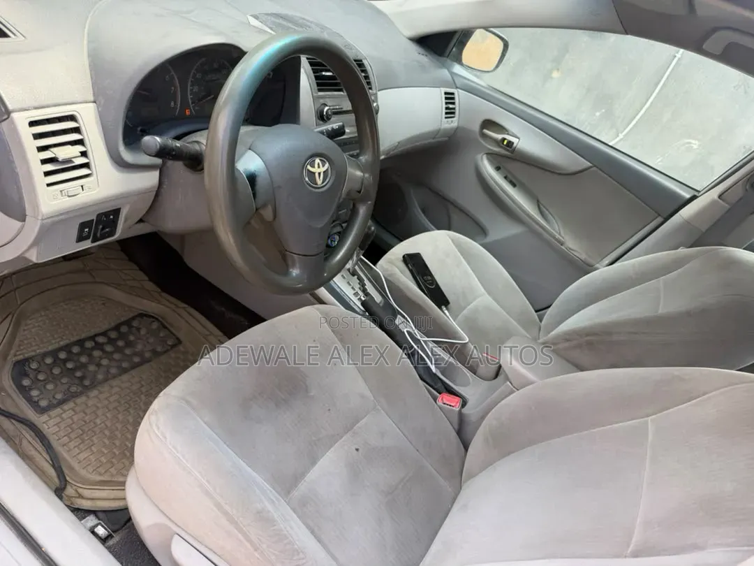 Toyota Corolla 2010 Silver
