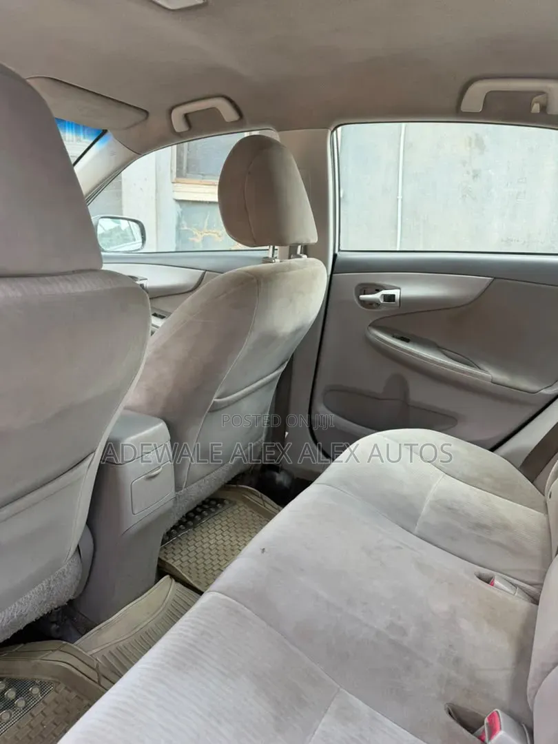 Toyota Corolla 2010 Silver