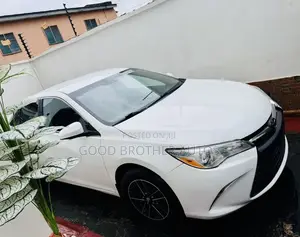 Toyota Camry LE 4dr Sedan (2.5L 4cyl 6A) 2017 White