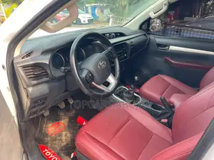 Toyota Hilux 2021 White