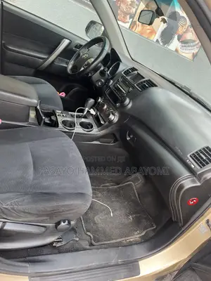 Toyota Highlander Limited 2011 Gold